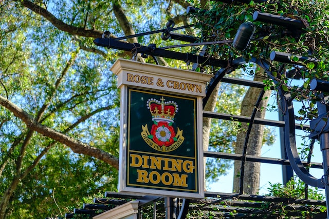What Are Dining Options Available Within Dollywood?