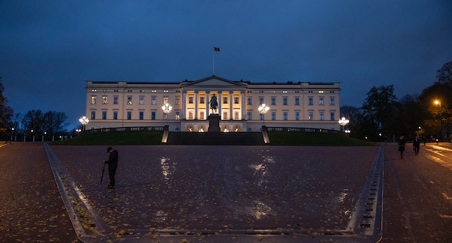 How Far Is Kensington Palace From Buckingham Palace?
